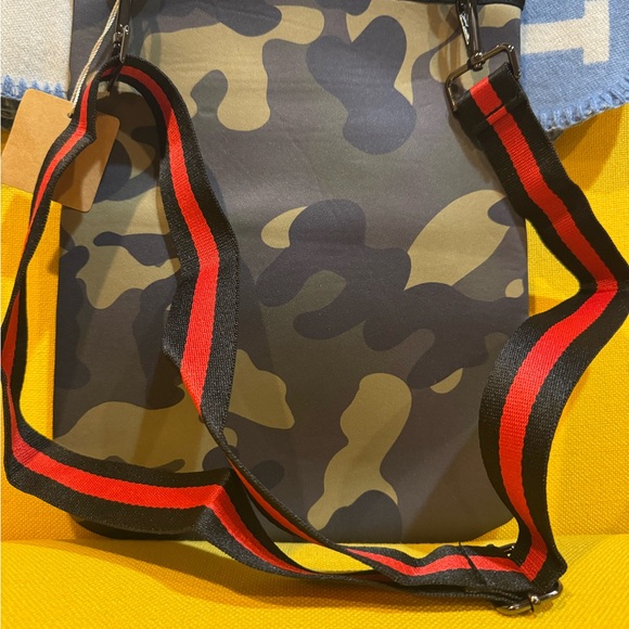 Crossbody neoprene bag in camo with red and black stripes - Picture 3 of 3